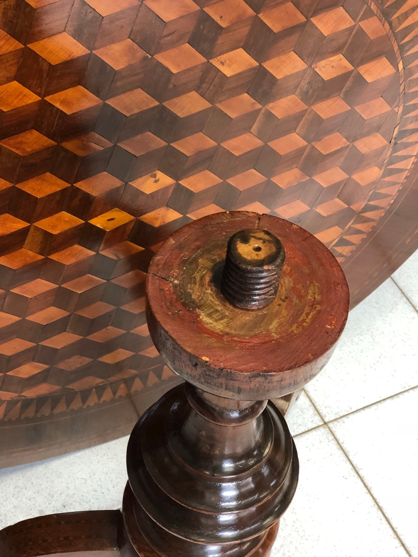 Tavolo di Rolo a marqueterie. 94 cm diametro