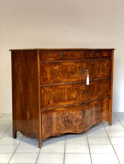 Cassettone lombardo bombato Luigi XV. . XVIII secolo