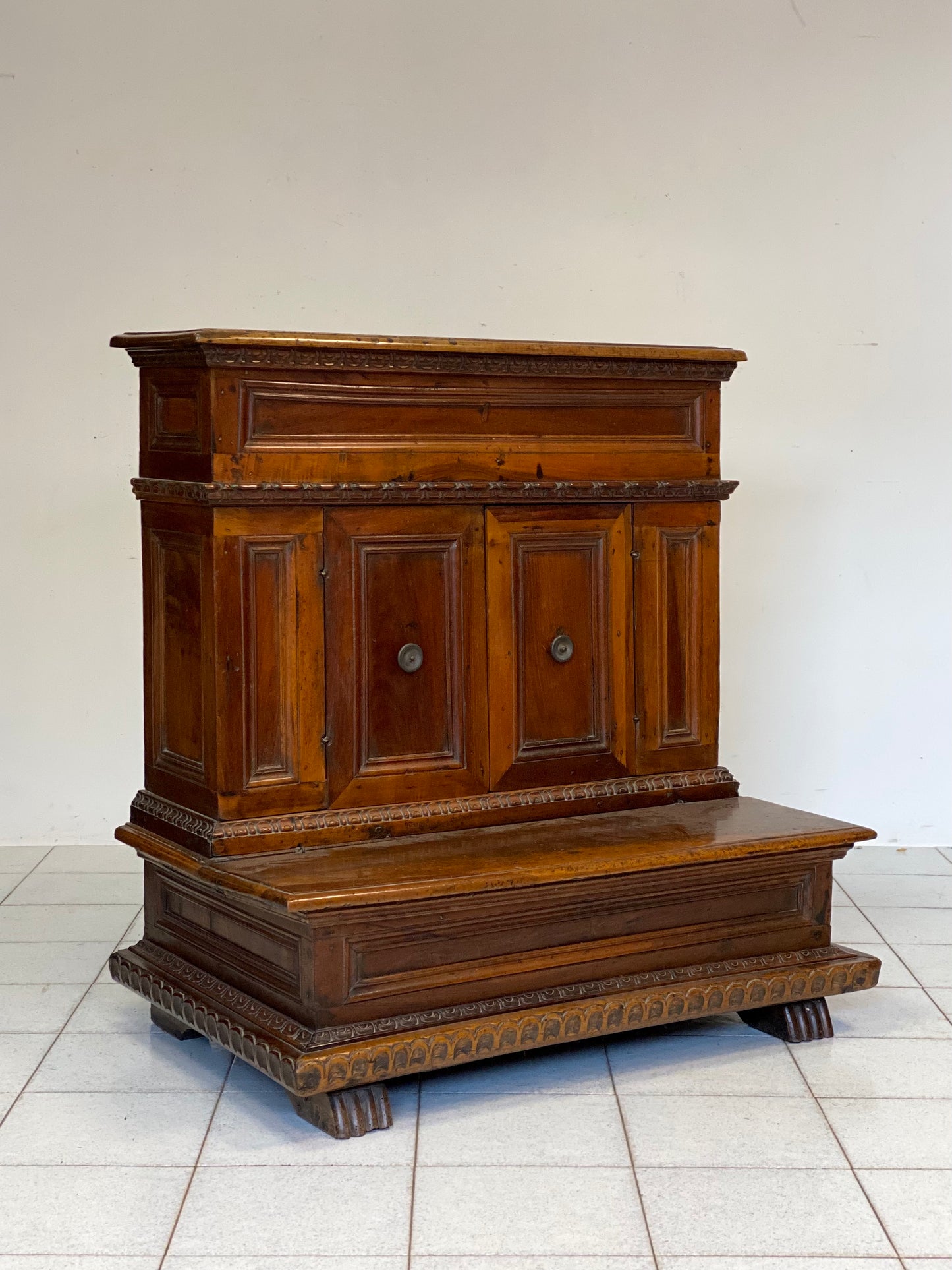 Inginocchiatoio mobiletto Luigi XIV di area Toscana . XVII secolo