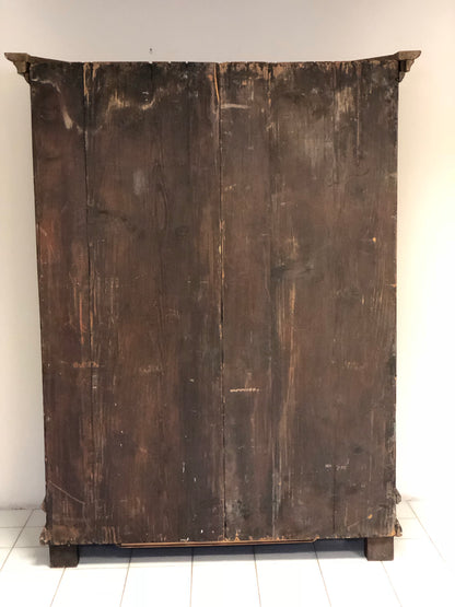 Armadio scantonato laccato e dipinto. XVIII secolo