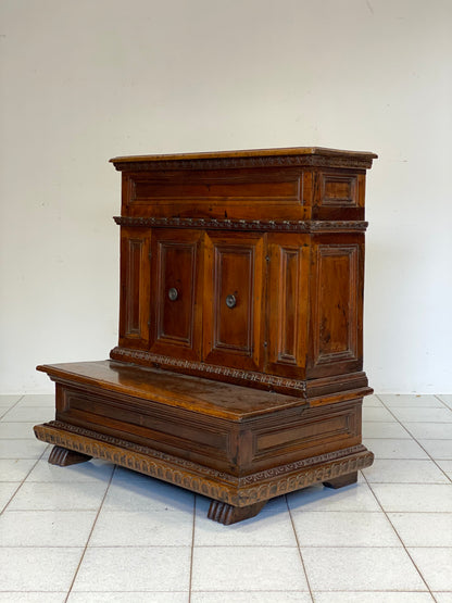 Inginocchiatoio mobiletto Luigi XIV di area Toscana . XVII secolo