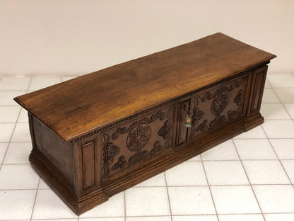 Carved Venetian Lombard chest. 17th century