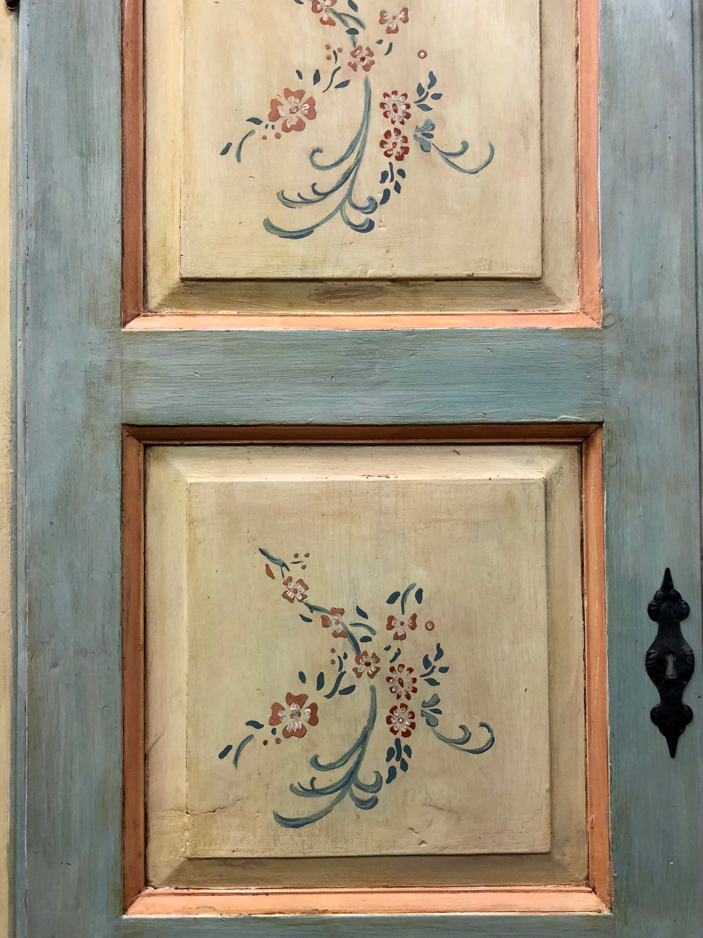 Lacquered and painted wardrobe. Early 19th century