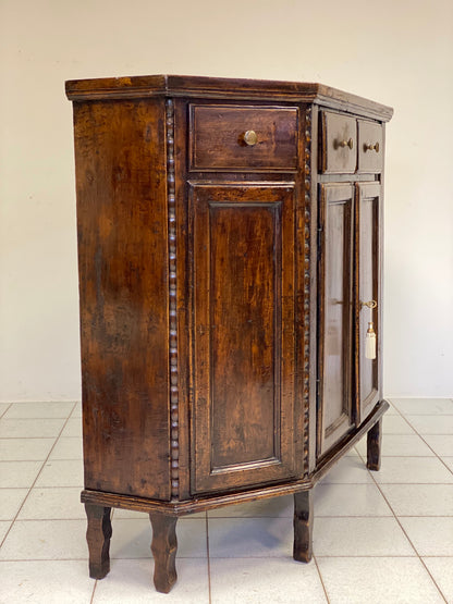 Credenza scantonata veneta .verona metà XVIII secolo