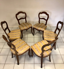Sei sedie in noce lombarde. Seconda metà XIX secolo