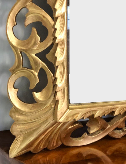Specchiera in legno intagliato e dorato . Inizio XIX secolo