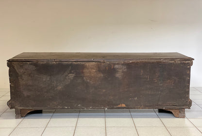 Cassapanca lombarda in noce con cariatide . Inizio 600