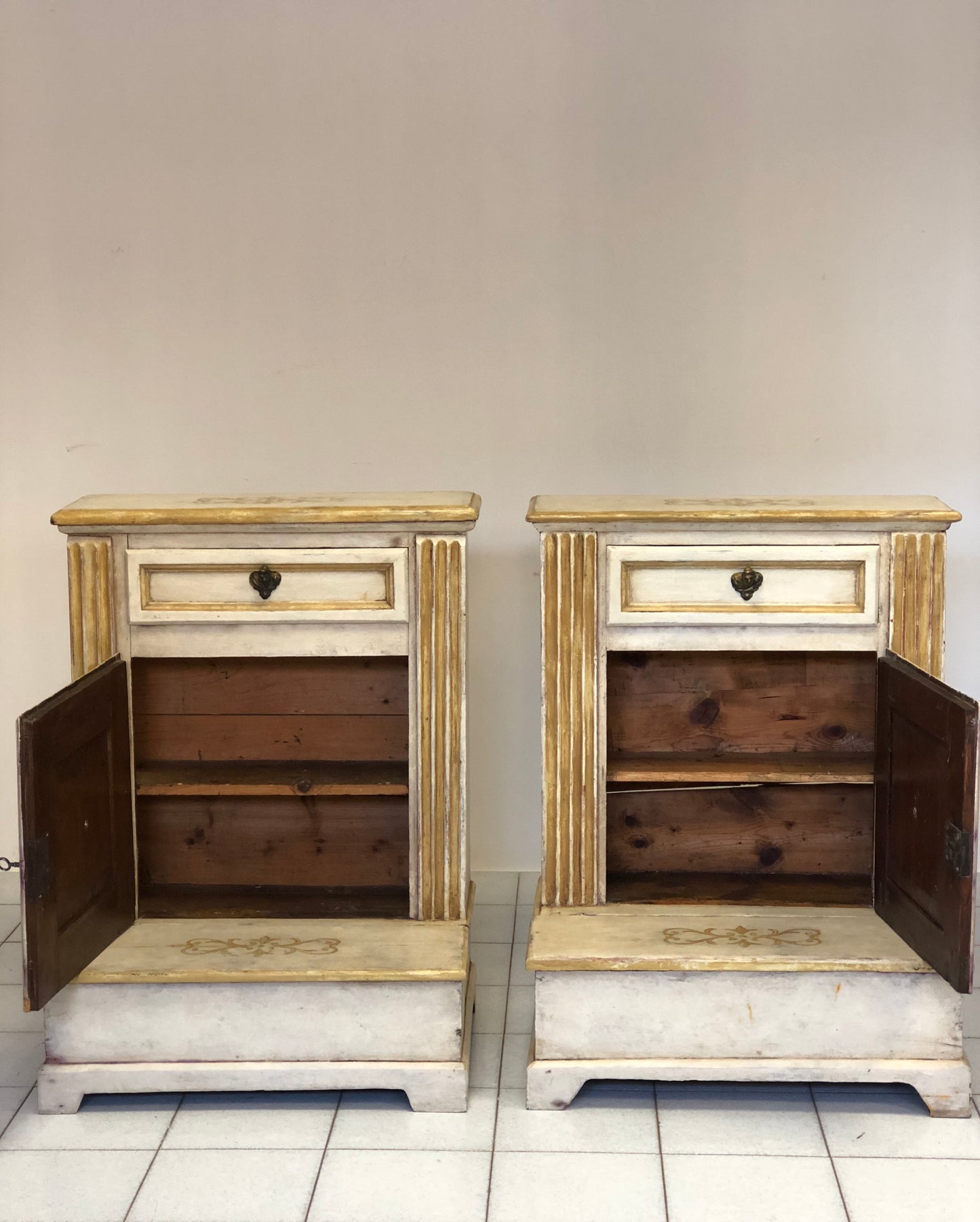 Coppia di inginocchiatoi laccati dipinti . XIX secolo