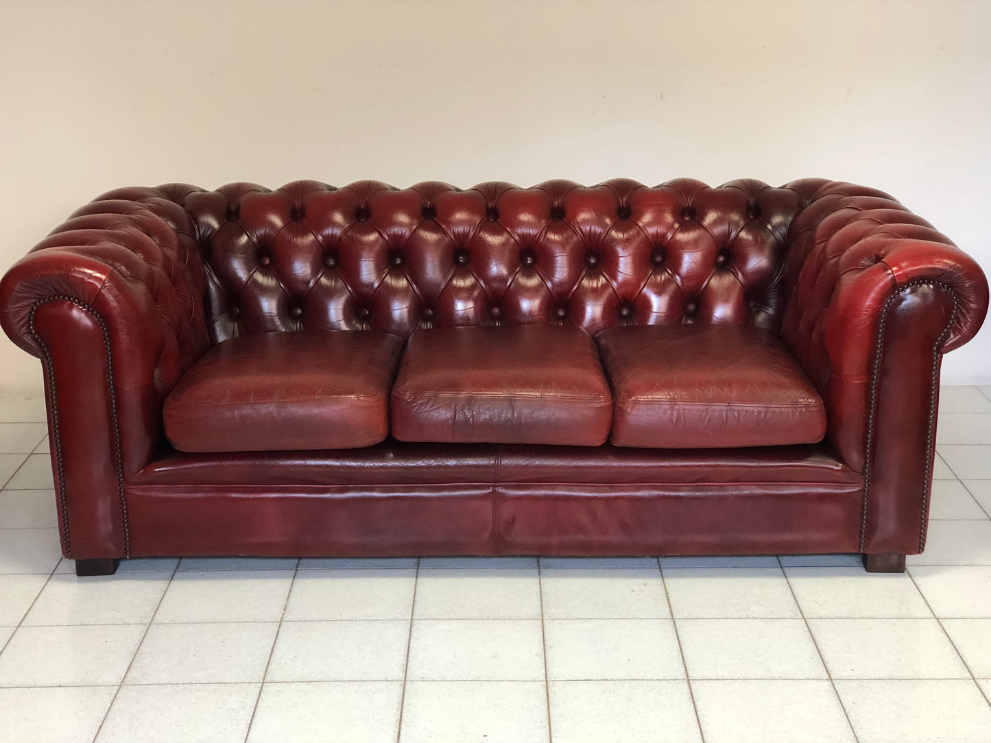 Chesterfield sofa in burgundy leather. England 20th century