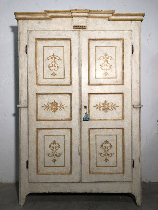 Armadio dipinto e decorato . Piemonte inizio XIX secolo