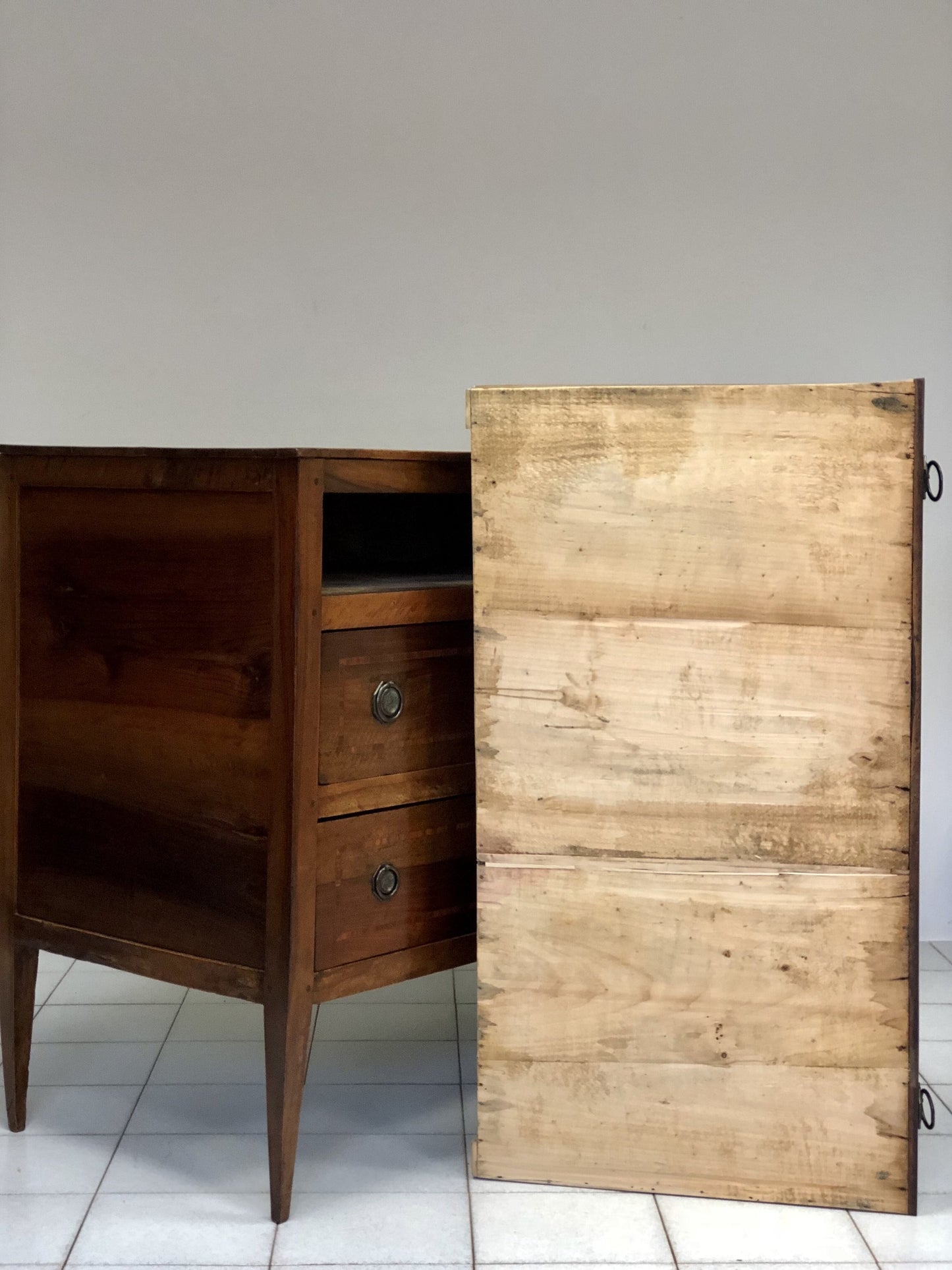 Lombard chest of drawers, Directory. 18th century