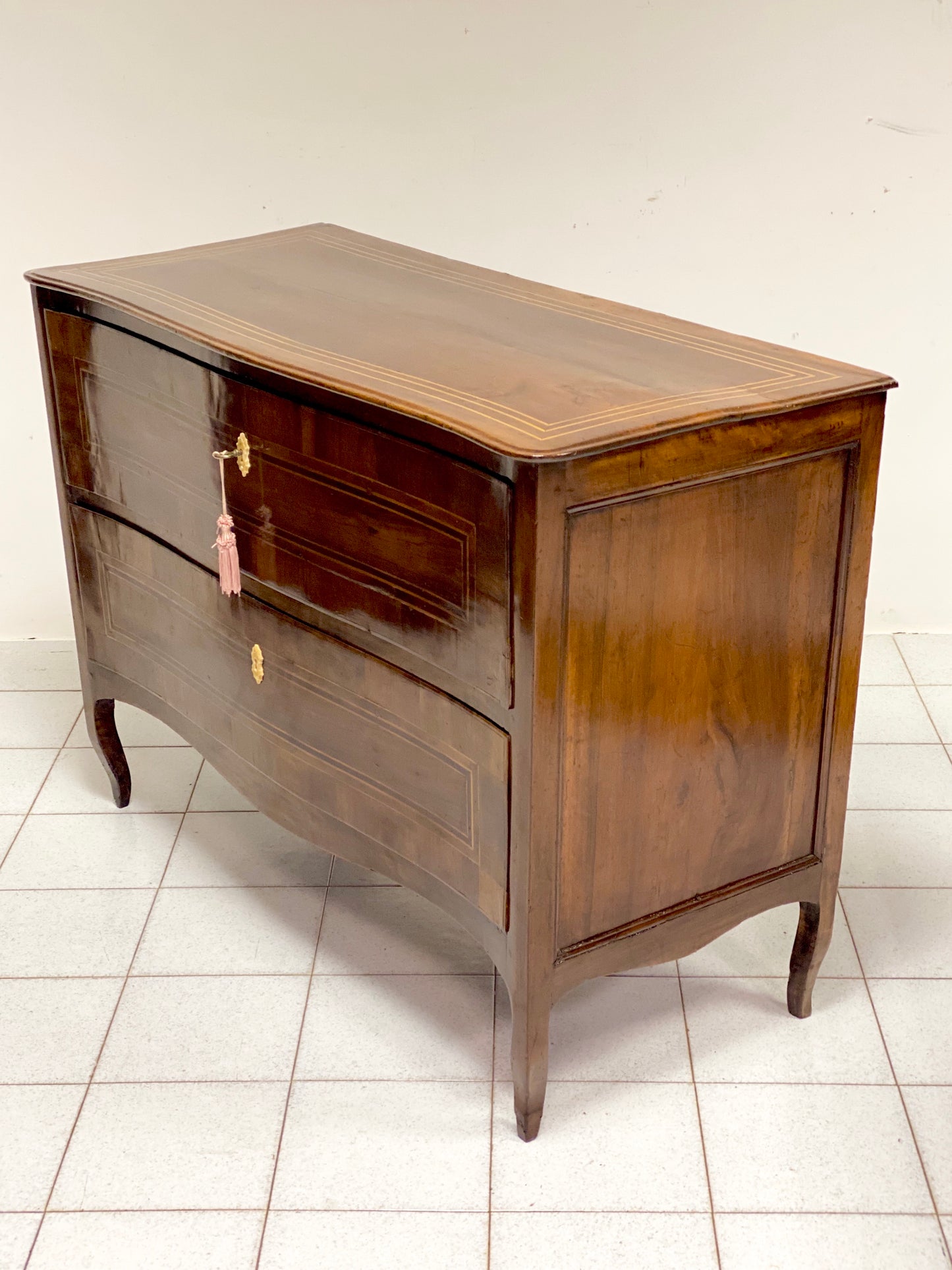 Chest of drawers shaped on the front. Emilia Louis XV.