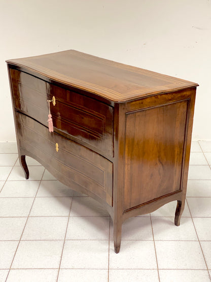 Chest of drawers shaped on the front. Emilia Louis XV.