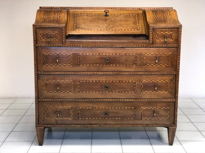 Walnut inlaid desk. Trento Louis XVI period