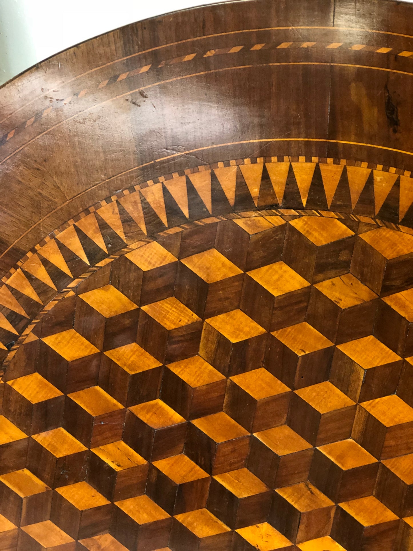 Tavolo di Rolo a marqueterie. 94 cm diametro