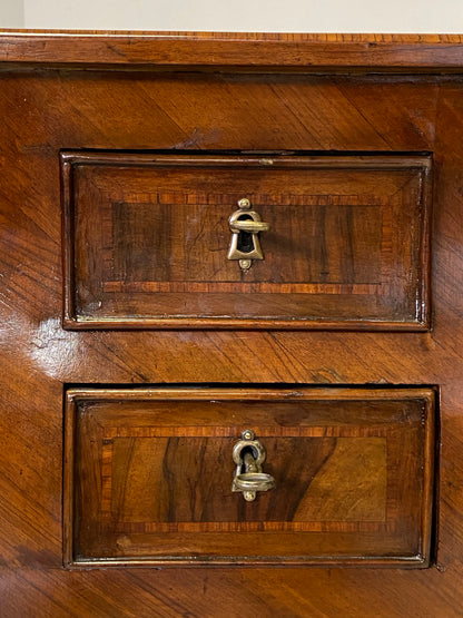 Scrivania Luigi XV da centro lastronata noce e legni preziosi . Lombardia inizi 800