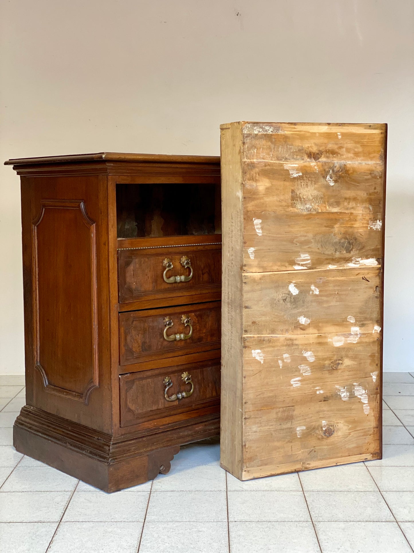 Louis XIV Reggio chest of drawers. Emilia, mid-17th century