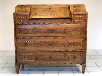 Walnut inlaid desk. Trento Louis XVI period