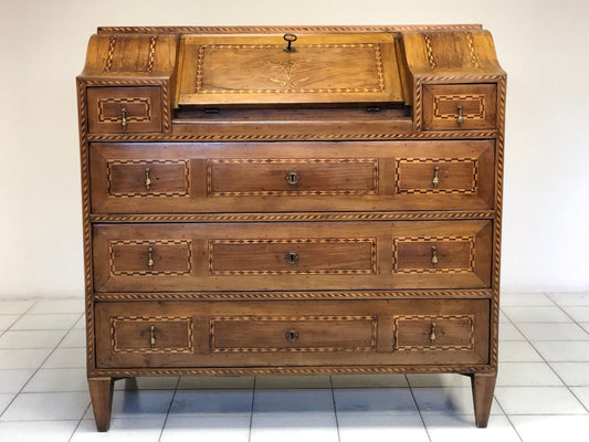 Walnut inlaid desk. Trento Louis XVI period
