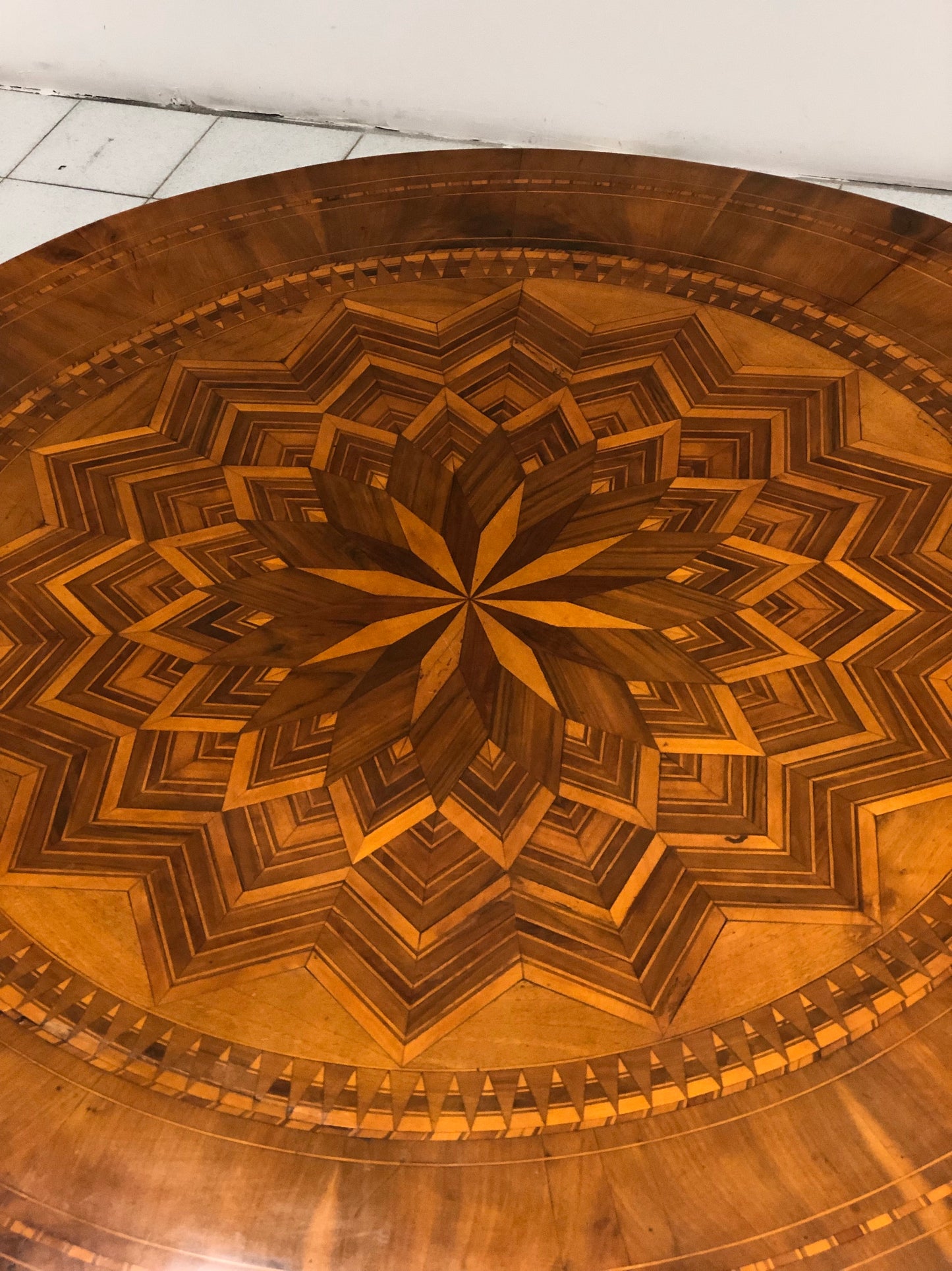 Inlaid Rolo table. 110 cm diameter