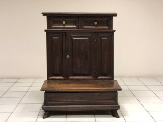 Kneeler in Lombard Mantuan walnut. 16th century