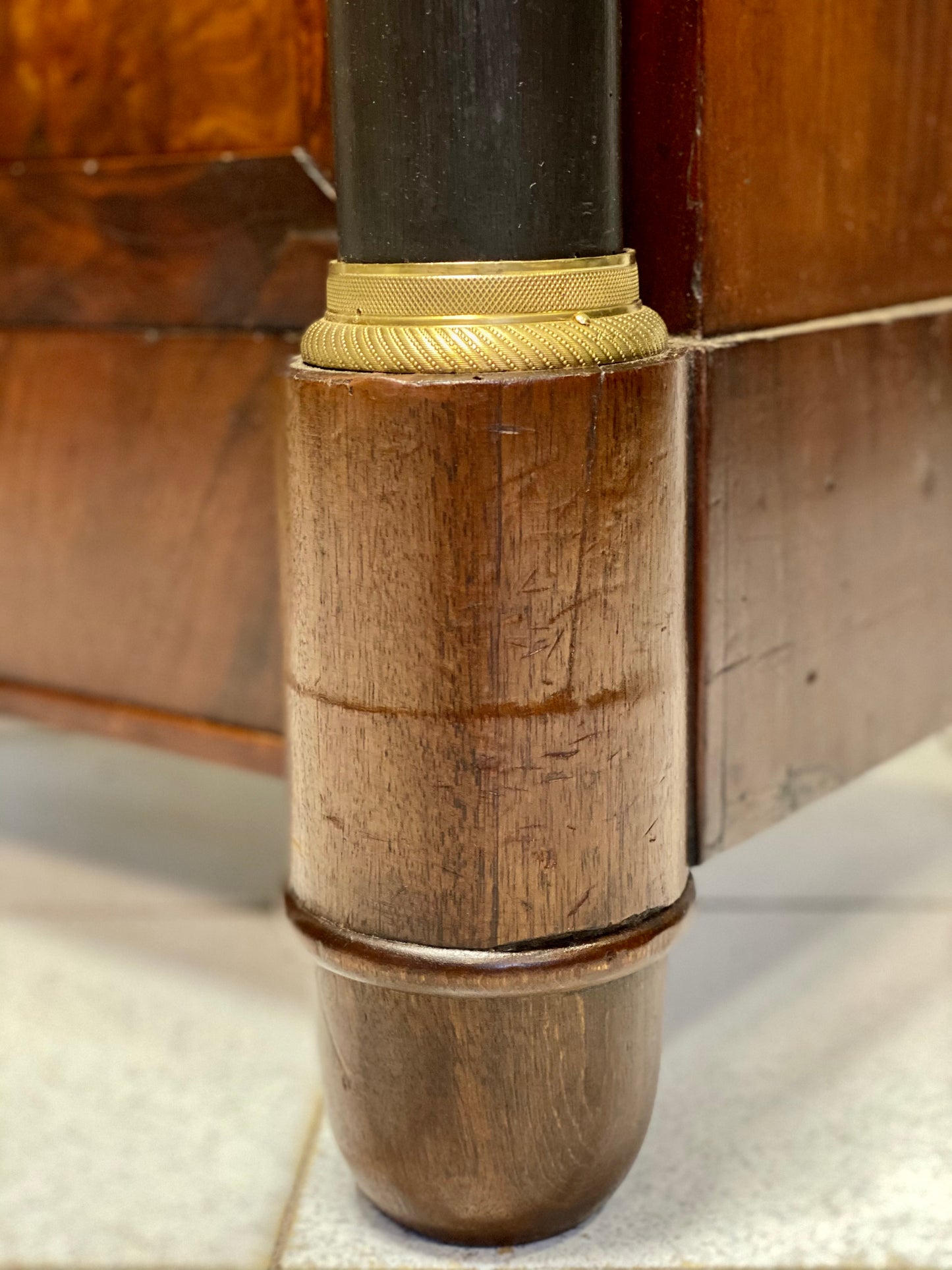 Empire display cabinet in mahogany feather. 19th century