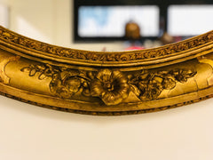 Specchiera ovale in legno intagliato e dorato