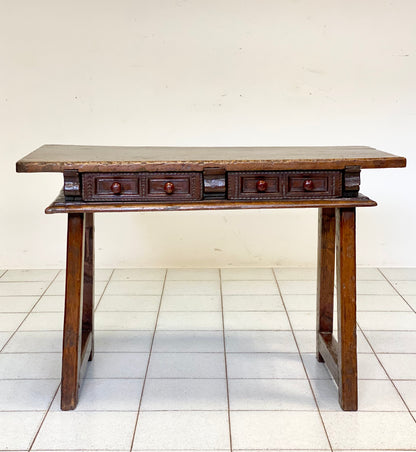 Walnut trestle table. Spain 17th century