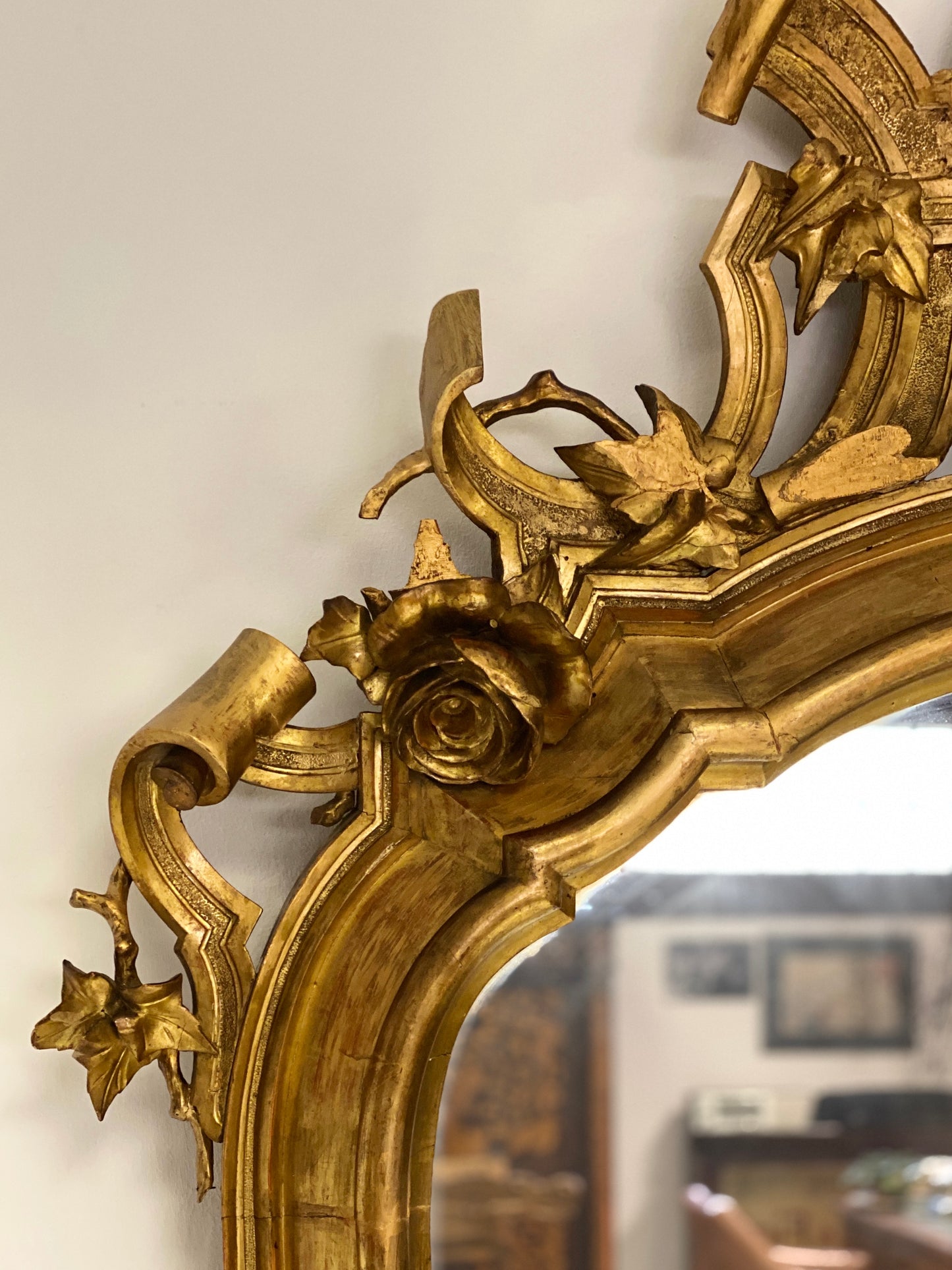 Carved and gilded wooden mirror. Lombardy early 19th century