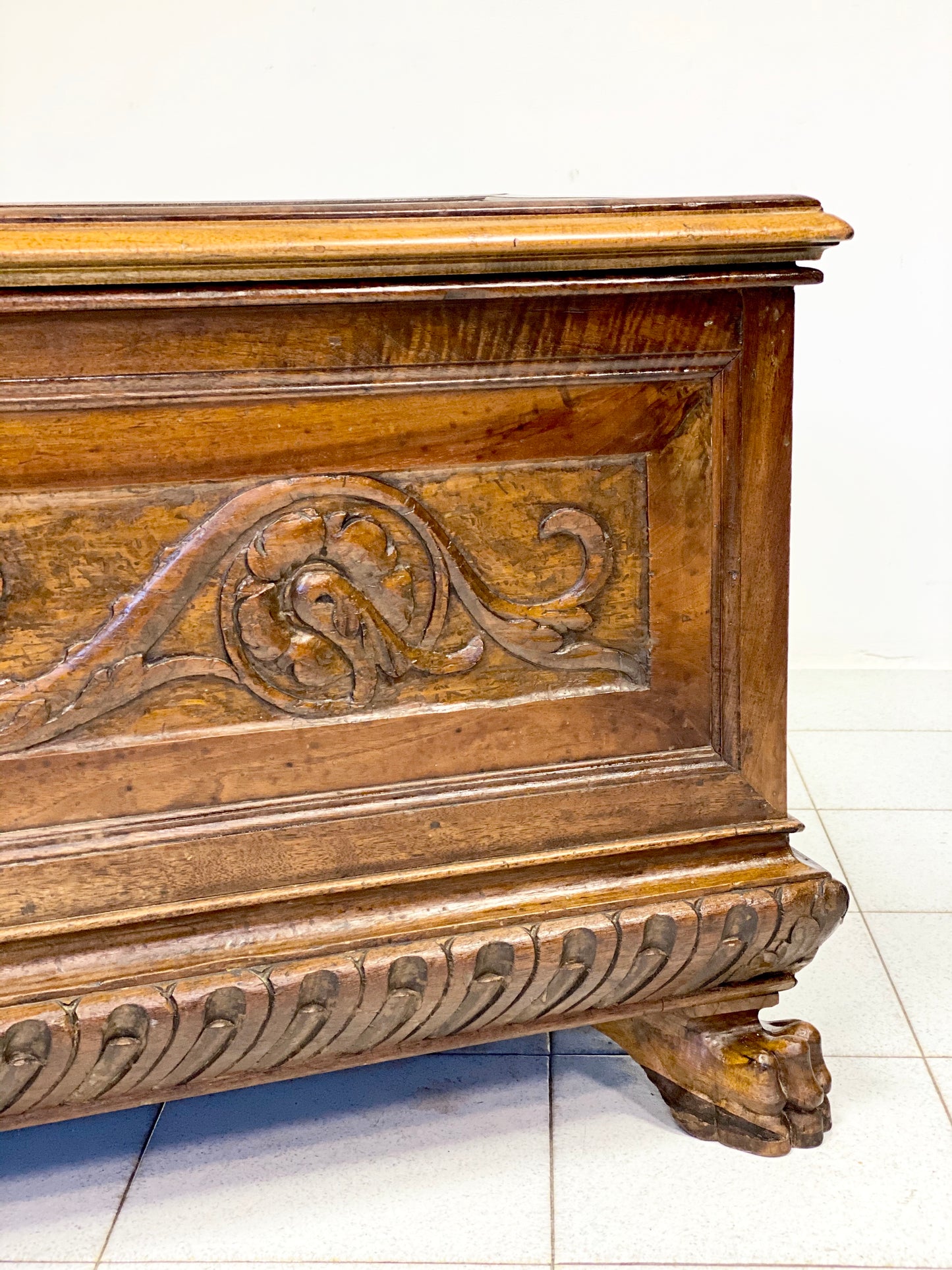 Carved walnut chest. Modena Bologna early 17th century