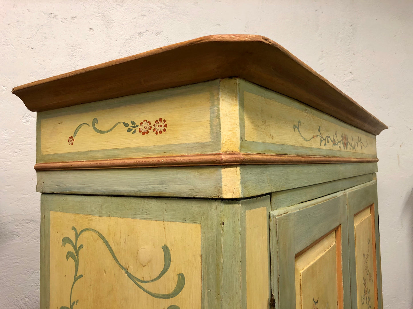 Lacquered and painted wardrobe. Early 19th century