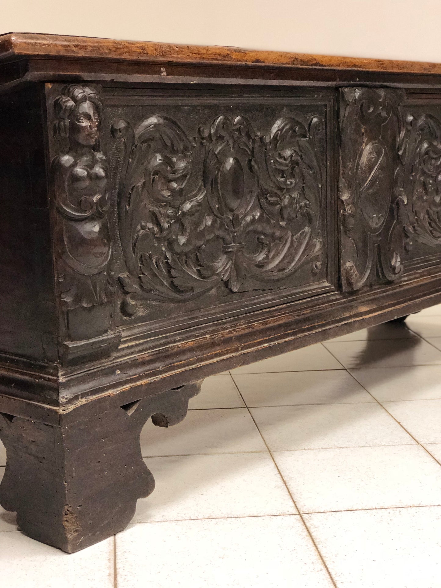 Cassapanca lombarda intagliata Bergamo XVI secolo