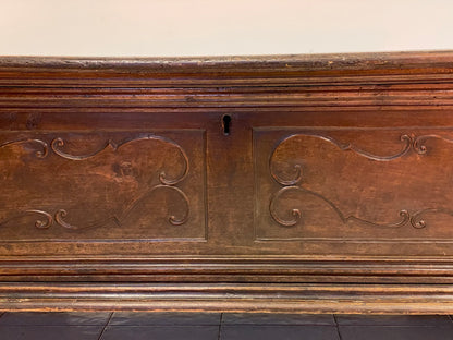Cassapanca in noce. Brescia Cremona. Fine XVII secolo