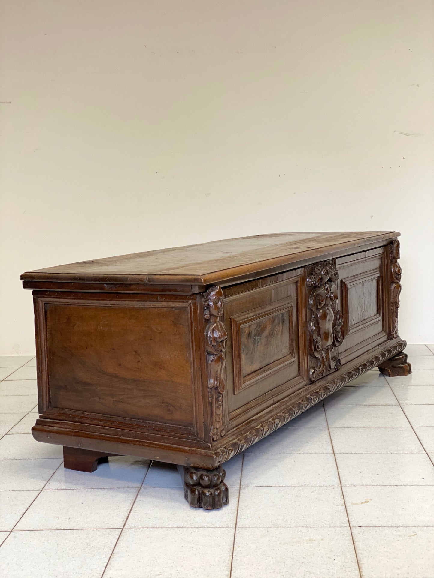 Chest carved in Lombard walnut from Brescia. Early 17th century