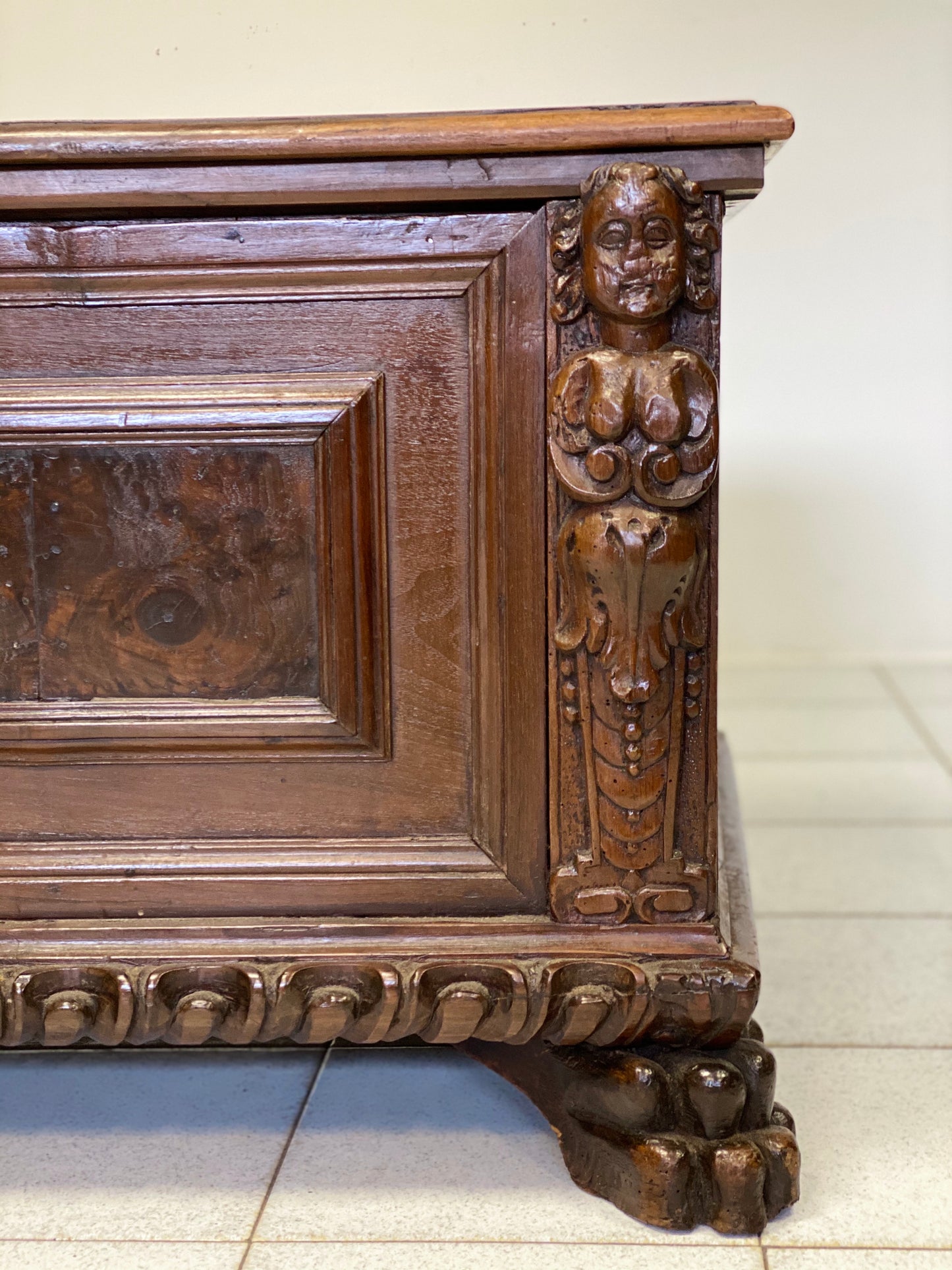 Chest carved in Lombard walnut from Brescia. Early 17th century