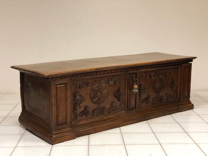 Carved Venetian Lombard chest. 17th century