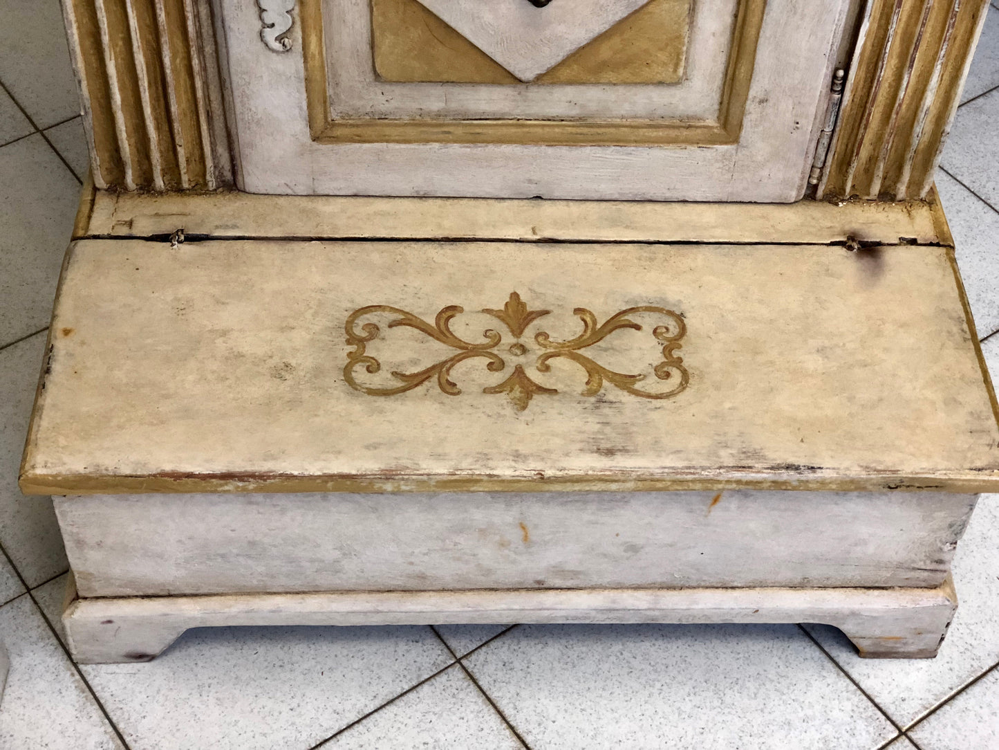 Coppia di inginocchiatoi laccati dipinti . XIX secolo