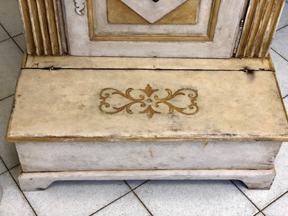 Coppia di inginocchiatoi laccati dipinti . XIX secolo