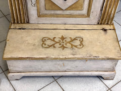 Coppia di inginocchiatoi laccati dipinti . XIX secolo