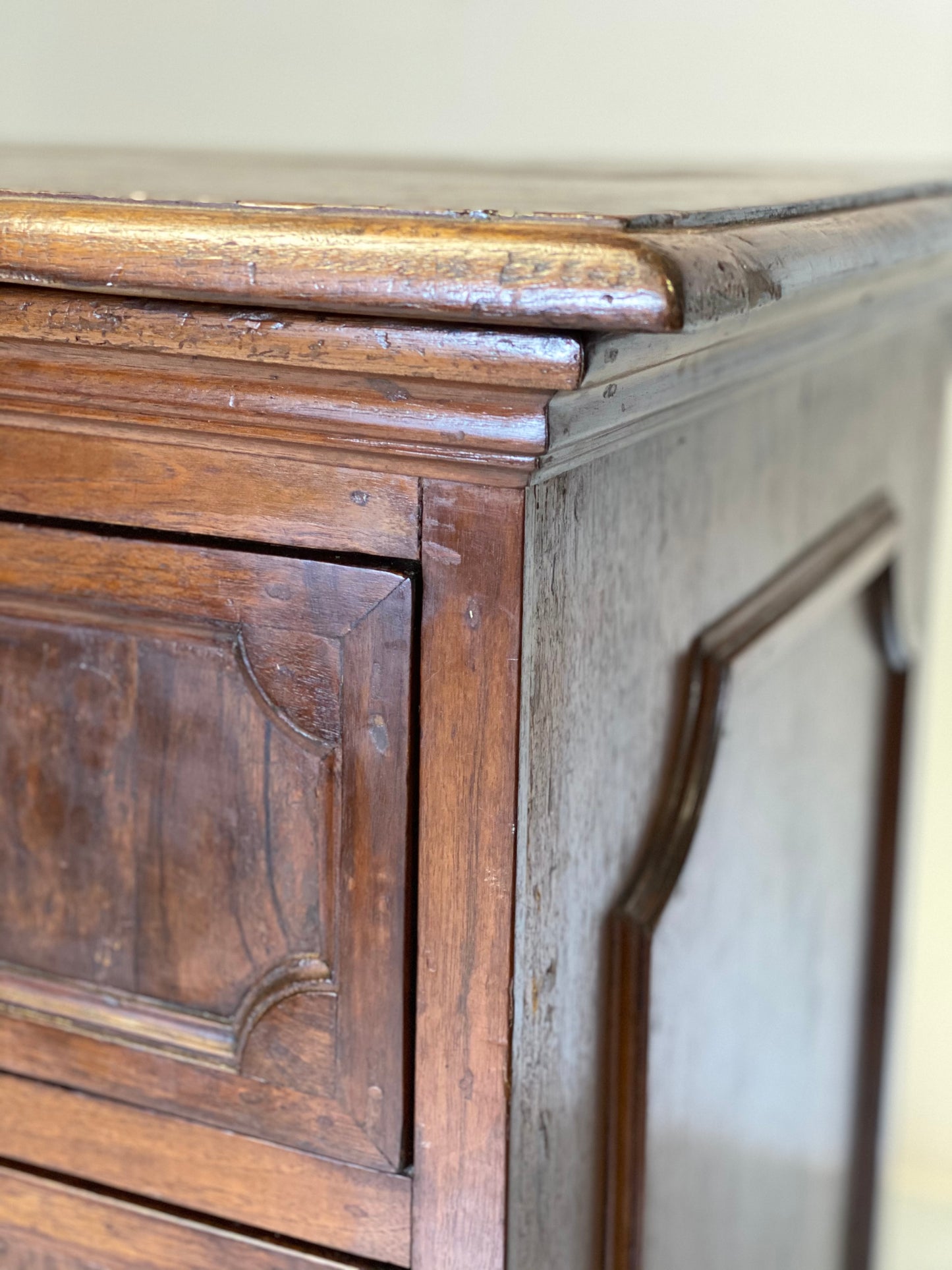 Louis XIV Reggio chest of drawers. Emilia, mid-17th century
