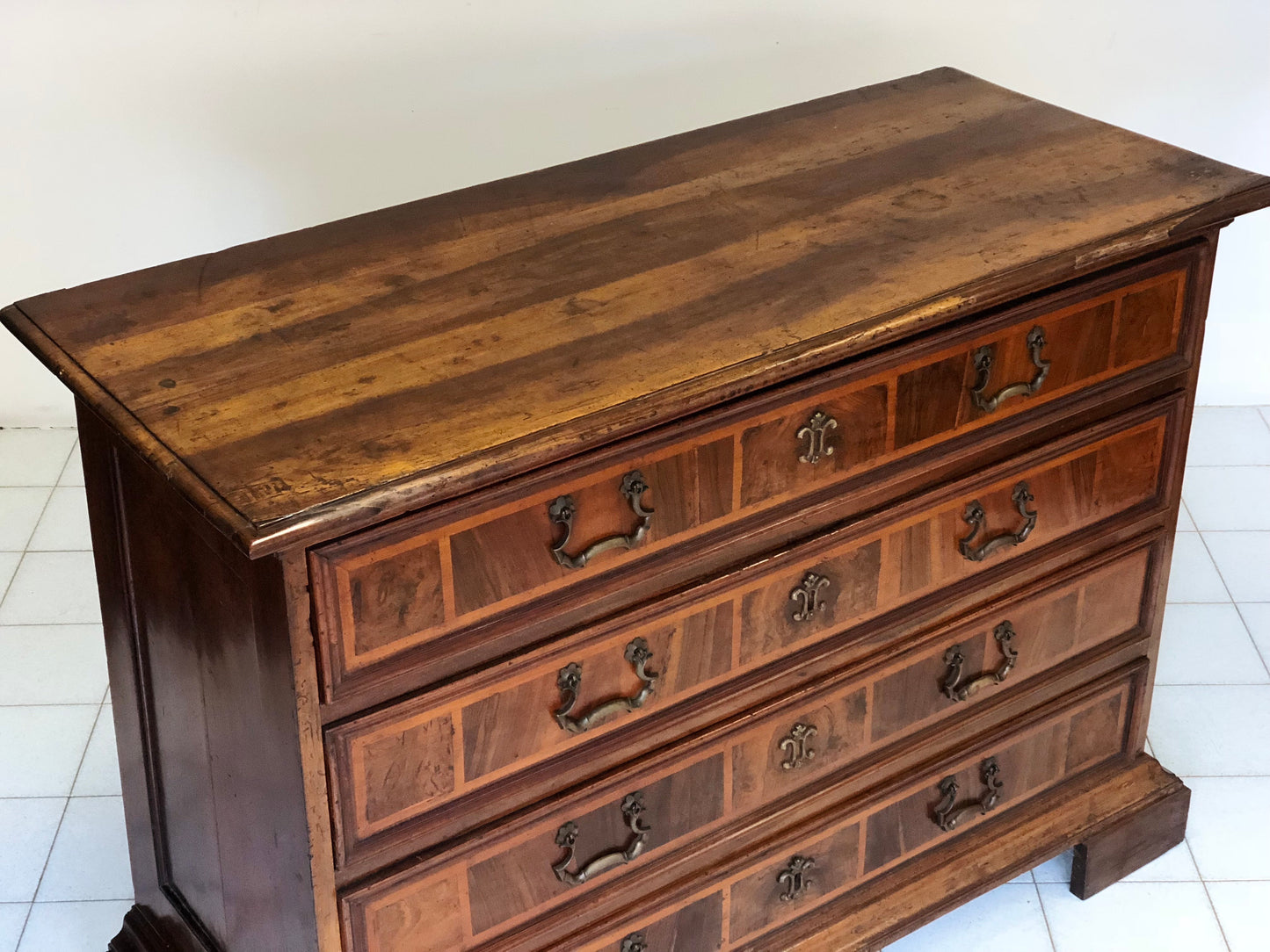 Walnut chest of drawers Modena Bologna. XVII century