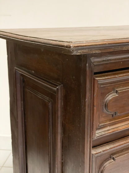 Lombard walnut chest of drawers. Brescia 17th century